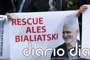 Opositores bielorrusos denuncian que las autoridades han anulado el pasaporte del Nobel de la Paz Ales Bialiatski