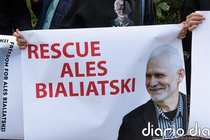 Opositores bielorrusos denuncian que las autoridades han anulado el pasaporte del Nobel de la Paz Ales Bialiatski