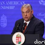 Orbán asegura que el domingo beberá "mucho champán" y apela a la mayoría silenciosa ante el auge de Magyar