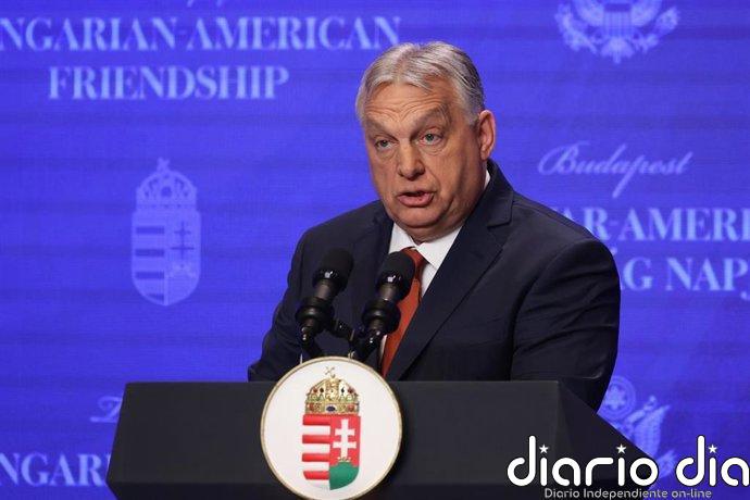 Orbán asegura que el domingo beberá "mucho champán" y apela a la mayoría silenciosa ante el auge de Magyar