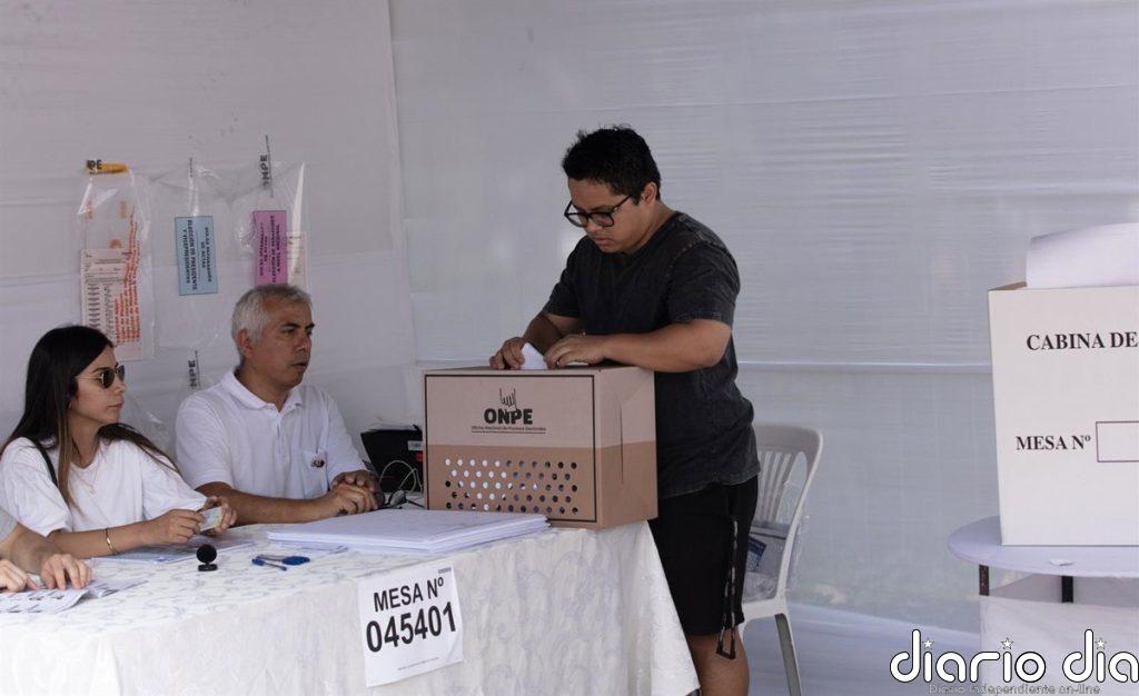 Perú amplía la votación en sus elecciones generales hasta este lunes para las mesas no instaladas por falta de material
