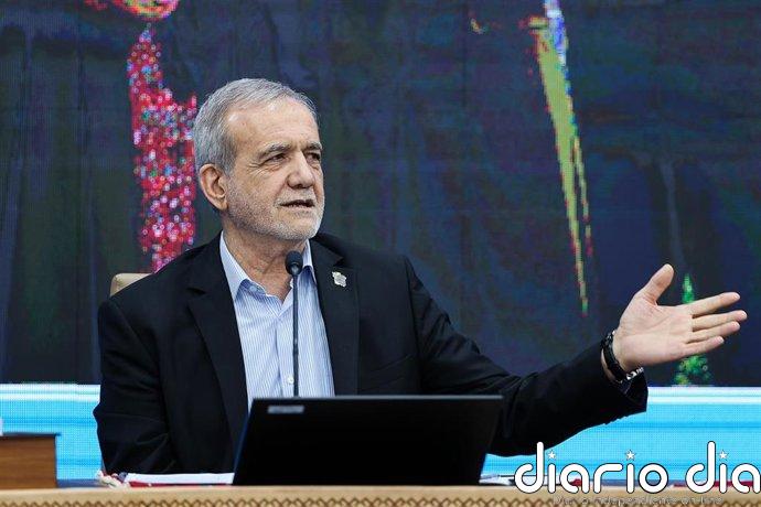 Pezeshkian cuestiona la voluntad de EEUU de negociar y sospecha de un nuevo ataque