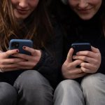 Plan International advierte a Sánchez de que la verificación de edad en redes es "importante" pero "no suficiente"