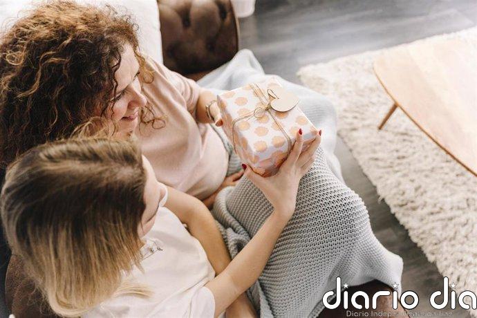 Qué regalar en el Día de la Madre: opciones tecnológicas prácticas para el día a día y su entretenimiento