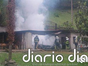 Queman dos vehículos en una cochera de Carbayín Alto (Siero)