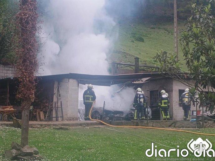 Queman dos vehículos en una cochera de Carbayín Alto (Siero)