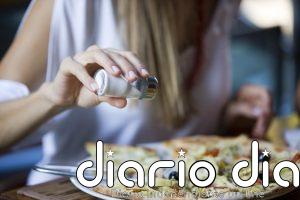 ¿Quién tira más de salero? Investigadores destapan cómo hombres y mujeres usan la sal a la hora de comer