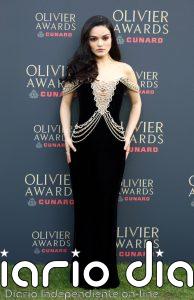 Rachel Zegler o el arte de esculpir la silueta: así se domina un vestido ceñido con entramado de cadenas