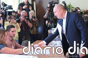 Radev vota como favorito en las elecciones de Bulgaria entre denuncias contra el "voto comprado" y ofertas de coalición