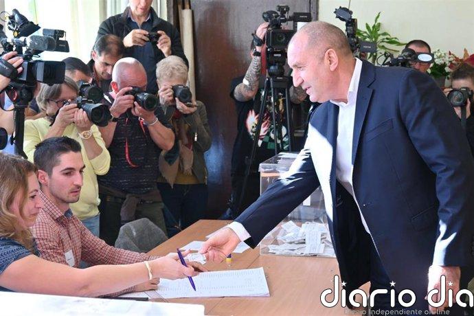 Radev vota como favorito en las elecciones de Bulgaria entre denuncias contra el "voto comprado" y ofertas de coalición