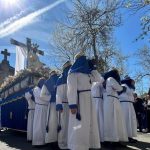 Recogimiento y aplausos: la Procesión del Resucitado brilla por el sol y por la laboriosidad de su salida