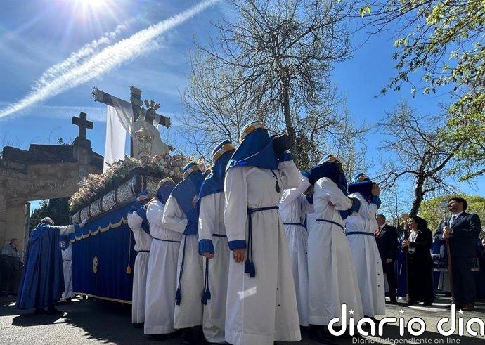 Recogimiento y aplausos: la Procesión del Resucitado brilla por el sol y por la laboriosidad de su salida