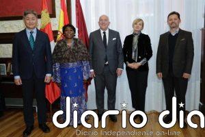 Representantes de nueve países, seis de ellos embajadores, conocen La Pasión de Valladolid en Viernes Santo