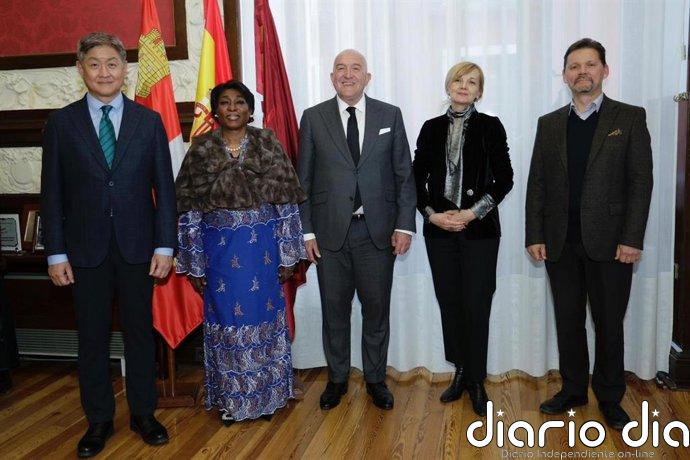 Representantes de nueve países, seis de ellos embajadores, conocen La Pasión de Valladolid en Viernes Santo