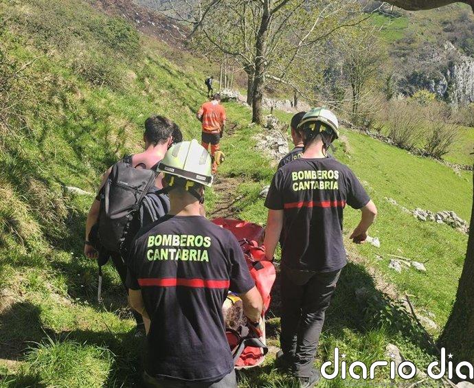 Rescatada una mujer que había sufrido una crisis de vértigos en una ruta de Miera