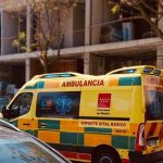 Rescatan a una mujer atrapada en el interior de un vehículo después de volcar en Alcorcón