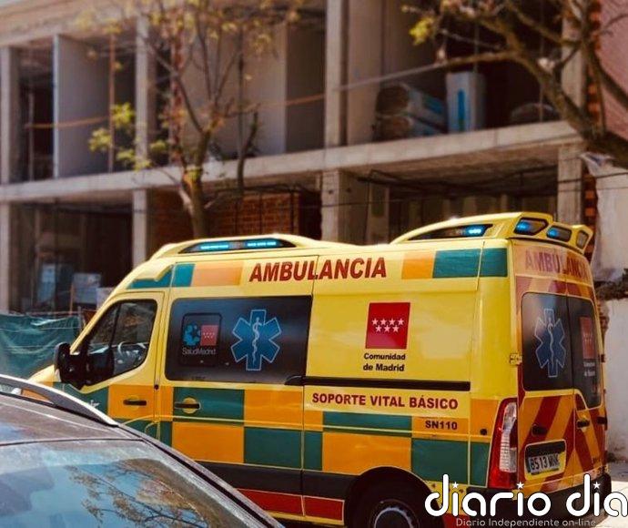 Rescatan a una mujer atrapada en el interior de un vehículo después de volcar en Alcorcón