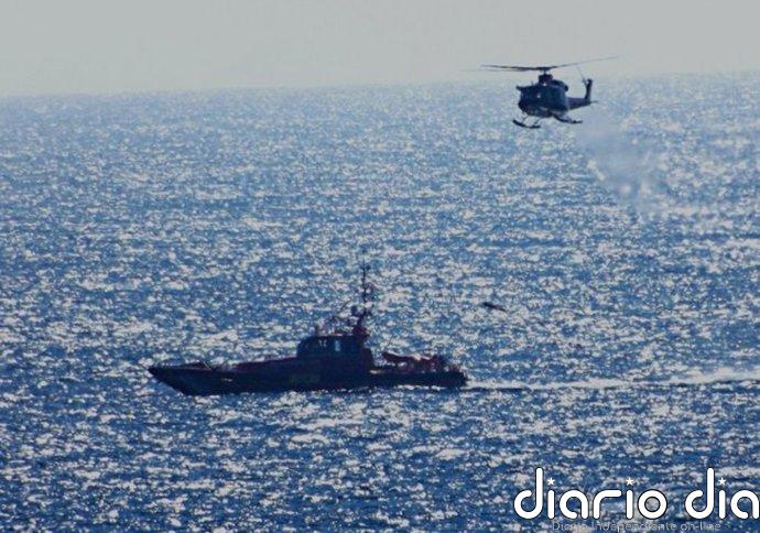 Rescatan una neumática con 22 migrantes en aguas próximas a Lanzarote