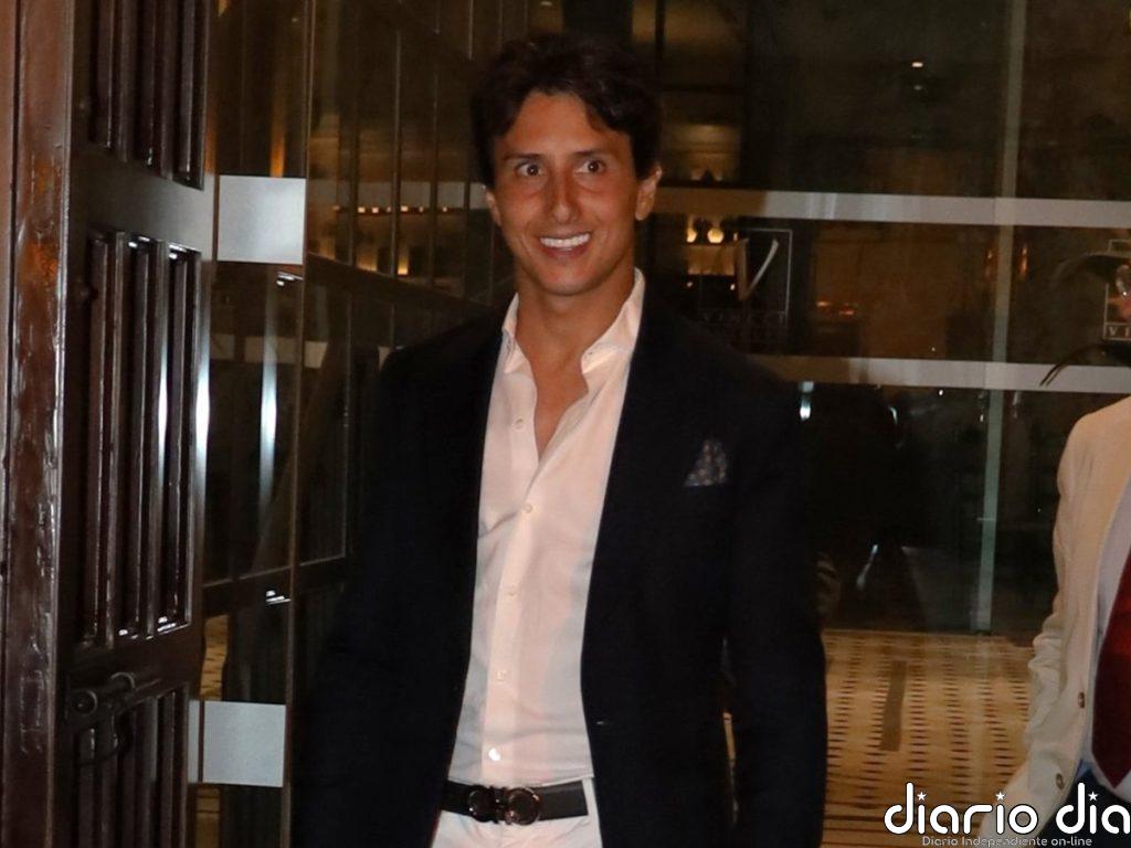 Roca Rey firma una gran tarde en Sevilla y alimenta, con sonrisas, su historia de amor con Tana Rivera