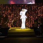 Rodrigo Cuevas triunfa en inicio de gira y convierte Avilés en un gran cabaret de "belleza y panoyes"