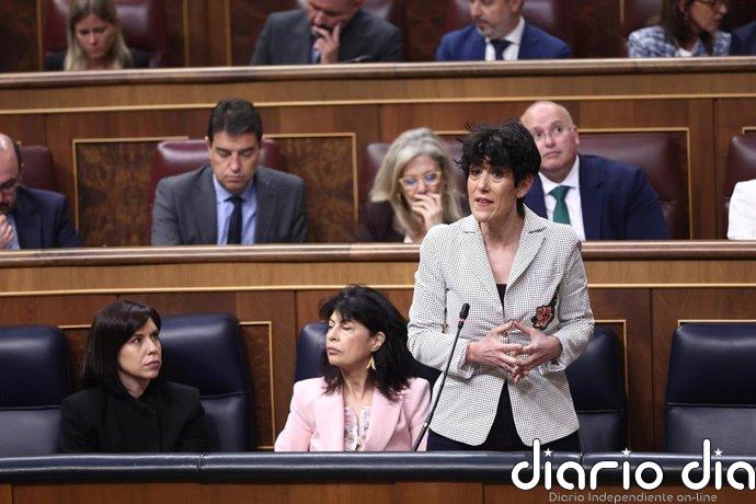 Saiz responde a Feijóo que "la regularización es para personas en situación irregular, no para delincuentes"