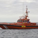 Salvamento Marítimo intercepta una embarcación con 60 inmigrantes magrebíes al este de Lanzarote