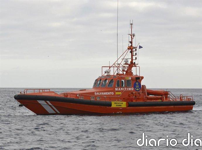Salvamento Marítimo intercepta una embarcación con 60 inmigrantes magrebíes al este de Lanzarote
