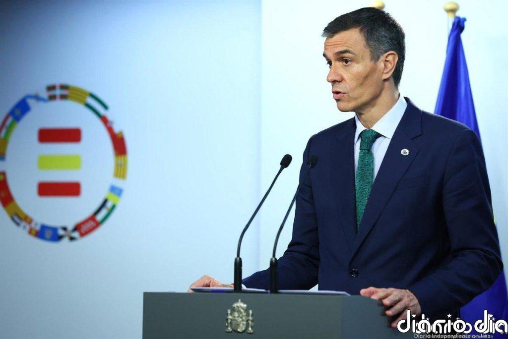 Sánchez advierte de que los pactos de PP y Vox afectarán a otros colectivos tras la "discriminación" a los migrantes