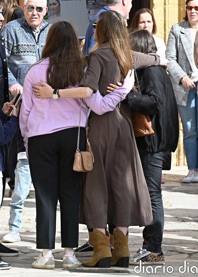 Sara Carbonero: del apoyo recibido al gesto de ternura de Jota Cabrera con sus hijos en la misa por su madre