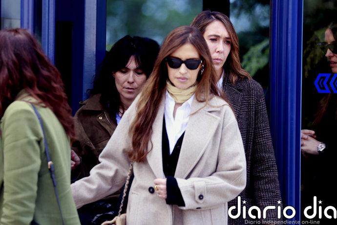 Sara Carbonero, devastada, abandona el tanatorio de su madre arropada por Jota Cabrera e Iker Casillas