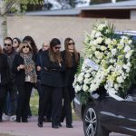 Sara Carbonero, junto a su hermana Irene, se derrumba en el último adiós a su madre