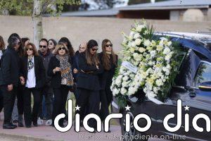 Sara Carbonero, junto a su hermana Irene, se derrumba en el último adiós a su madre