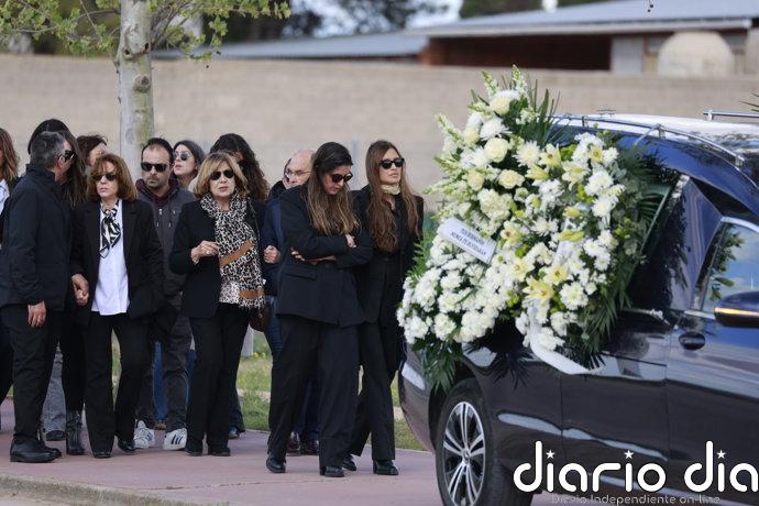 Sara Carbonero, junto a su hermana Irene, se derrumba en el último adiós a su madre