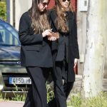 Sara Carbonero, su emotivo reencuentro con su padre en el entierro de su madre, Goyi Arévalo