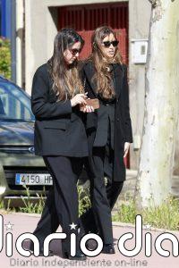 Sara Carbonero, su emotivo reencuentro con su padre en el entierro de su madre, Goyi Arévalo