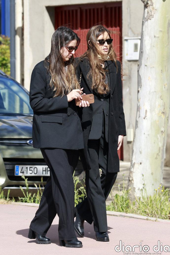 Sara Carbonero, su emotivo reencuentro con su padre en el entierro de su madre, Goyi Arévalo