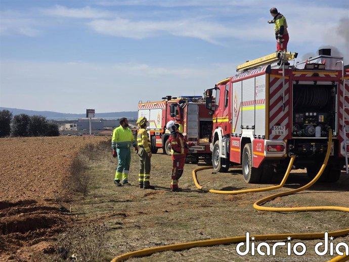Se reactiva el incendio en la nave de residuos de La Bañeza (León) con indicios de intencionalidad