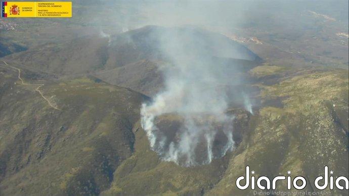 Se unen otros 4 medios aéreos de Transición Ecológica a la extinción del incendio en Losar de la Vera (Cáceres)
