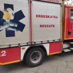 Sigue cortada la N-634 en Iurreta (Bizkaia) por el incendio de bobinas de papel en una empresa papelera