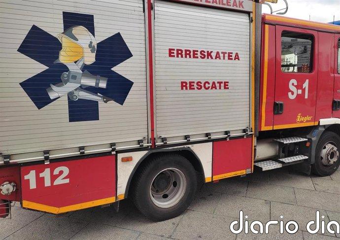 Sigue cortada la N-634 en Iurreta (Bizkaia) por el incendio de bobinas de papel en una empresa papelera