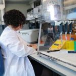 Sociedades científicas dicen que la burocracía "lastra" a los investigadores que destinan el 40% de su tiempo a papeleo