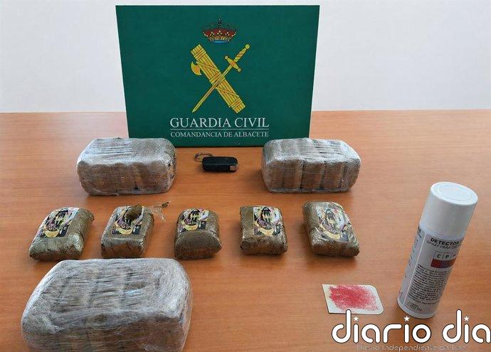 Sucesos.- Detenidas dos mujeres en Hellín tras incautarles 2.000 gramos de hachís ocultos en un turismo