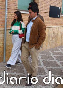 Tana Rivera, junto a Fran Rivera y Tomás Páramo, acompaña a Roca Rey en el hospital