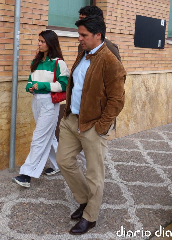 Tana Rivera, junto a Fran Rivera y Tomás Páramo, acompaña a Roca Rey en el hospital