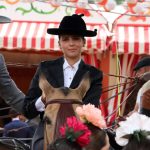 Tana Rivera, radiante, recorre el Real de la Feria de Abril sin rastro de Roca Rey