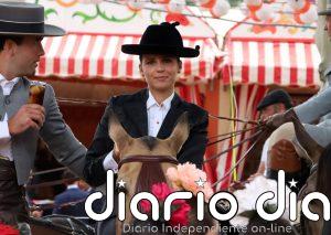Tana Rivera, radiante, recorre el Real de la Feria de Abril sin rastro de Roca Rey