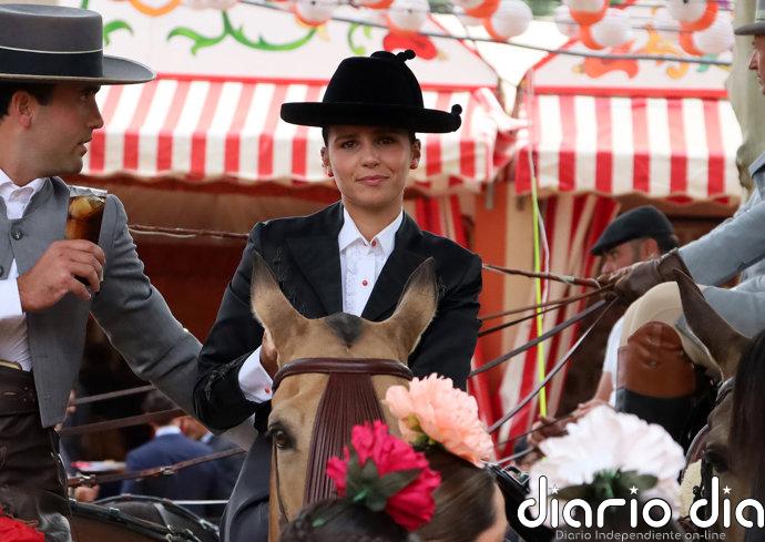 Tana Rivera, radiante, recorre el Real de la Feria de Abril sin rastro de Roca Rey