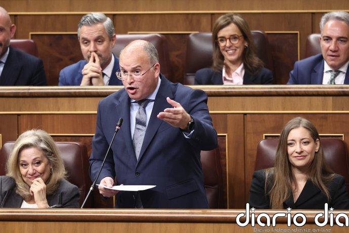 Tellado acusa a Díaz de tolerar un "Gobierno de chorizos" y se mofa de su trayectoria: Pase al PSOE y "haga su magia"