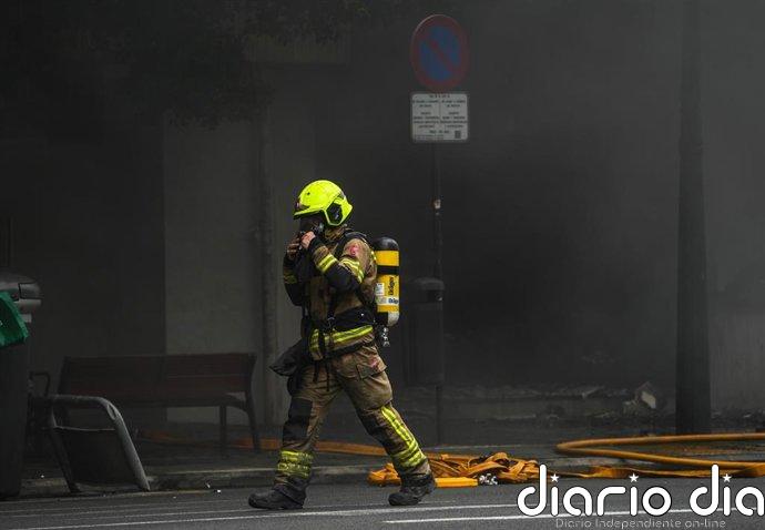 Trasladado al hospital un joven y atendidas otras tres personas en un incendio de vivienda en Alfafar