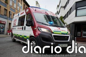 Trasladado un motorista de 54 años al hospital HUN con varias contusiones tras chocar con un coche